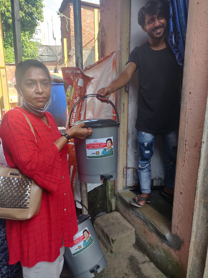 LavekarBharati's tweet photo. Dustbin Distribution to Residents of #Versova_Vidhansabha, as an Efforts Towards #Swachh_Bharat_Abhiyan & #CleanVersova & #GreenVersova https://t.co/PIgbRPpSIN