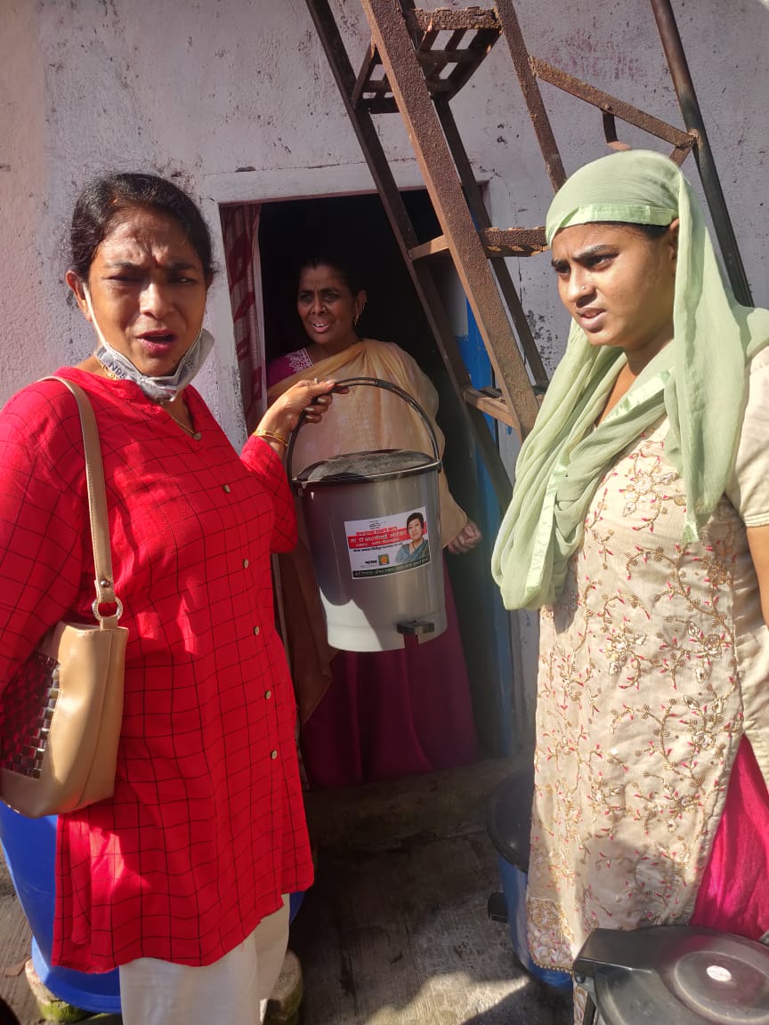LavekarBharati's tweet photo. Dustbin Distribution to Residents of #Versova_Vidhansabha, as an Efforts Towards #Swachh_Bharat_Abhiyan & #CleanVersova & #GreenVersova https://t.co/PIgbRPpSIN