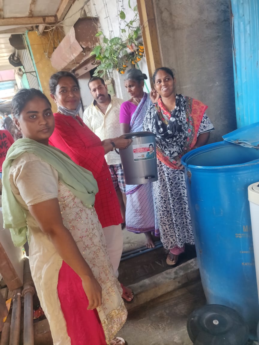 LavekarBharati's tweet photo. Dustbin Distribution to Residents of #Versova_Vidhansabha, as an Efforts Towards #Swachh_Bharat_Abhiyan & #CleanVersova & #GreenVersova https://t.co/PIgbRPpSIN