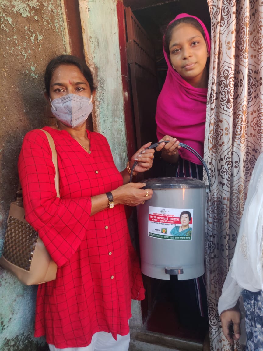 LavekarBharati's tweet photo. Dustbin Distribution to Residents of #Versova_Vidhansabha, as an Efforts Towards #Swachh_Bharat_Abhiyan & #CleanVersova & #GreenVersova https://t.co/j4DNBO1AA0