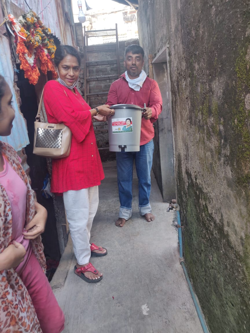 LavekarBharati's tweet photo. Dustbin Distribution to Residents of #Versova_Vidhansabha, as an Efforts Towards #Swachh_Bharat_Abhiyan & #CleanVersova & #GreenVersova https://t.co/j4DNBO1AA0