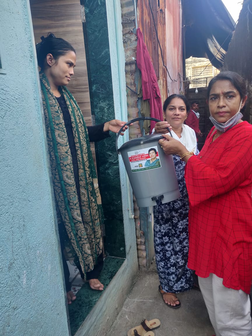 LavekarBharati's tweet photo. Dustbin Distribution to Residents of #Versova_Vidhansabha, as an Efforts Towards #Swachh_Bharat_Abhiyan & #CleanVersova & #GreenVersova https://t.co/hScj0mKs2C