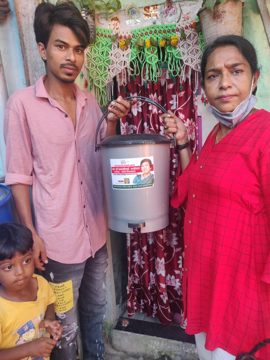 LavekarBharati's tweet photo. Dustbin Distribution to Residents of #Versova_Vidhansabha, as an Efforts Towards #Swachh_Bharat_Abhiyan & #CleanVersova & #GreenVersova https://t.co/hScj0mKs2C