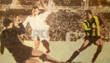AntonioUbilla1's tweet photo. 26 octubre 1966, Santiago Bernabeu, Madrid, 2da final Intercontinental, Real Madrid 0 Peñarol 2 (Pedro Rocha (p) Alberto Spencer). Peñarol y su máxima figura Spencer campeones Intercontinentales 1966
@spencerjacque
@betospencer9
#GrandesJugadores #Intercontiental https://t.co/A1aKcE1XaR