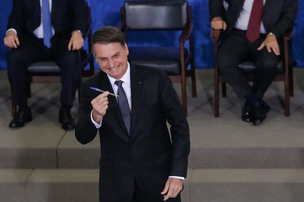Metropoles's tweet photo. 🖊️ @jairbolsonaro  sanciona, sem vetos, Lei de Improbidade Administrativa

Com a alteração, a lei passa a exigir a comprovação de intenção do agente público para que ele seja condenado por crimes de responsabilidade

Leia: https://t.co/afys4Kn5Sx https://t.co/KfGTW7vuf1