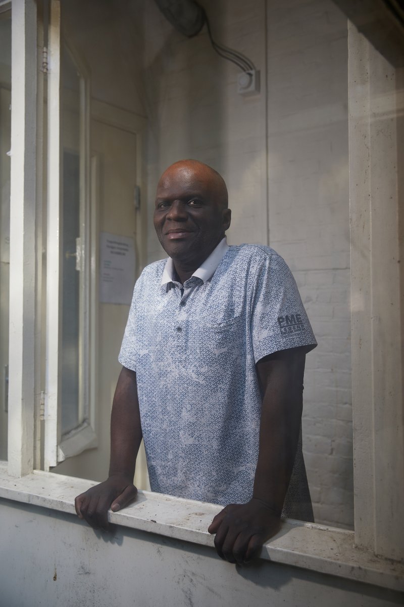 Met hun geknisper beschermen de voormalige huisjes van weekdieren huisloze mensen tegen onraad. Het schelpenpad in het Beatrixpark fungeert als alarminstallatie en daarom is het park een favoriete plek voor buitenslapers. Mo's verhaal lees je hier: tinyurl.com/pr8whne2