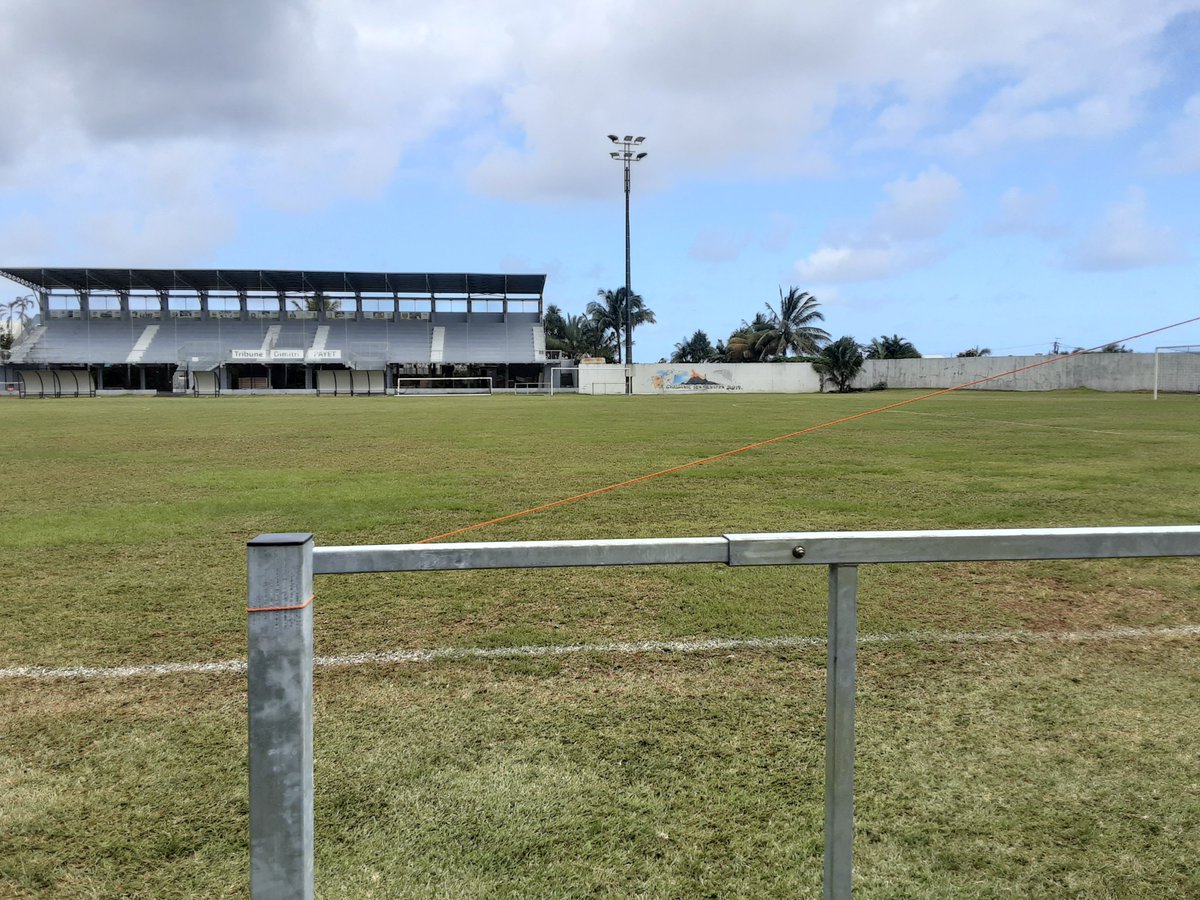 UlisVanille's tweet photo. @CastelUlis @teamjulesverne voici le gymnase et le stade qui est juste à côté du collège #geodeclic https://t.co/uOEG249Lfh