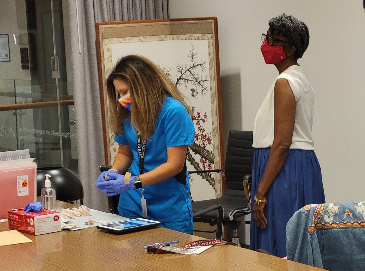 uofsccosw's tweet photo. Getting a flu shot can reduce your sick days.
Flu accounts for an annual 111 million lost workdays and nearly $7 billion in lost productivity. You can get your shot today from @UofSC_UHS, in Hamilton #321 until 4:30! Bring your ID! #wellness #avoidtheflu #socialwork #health https://t.co/QldE0CG1Nf