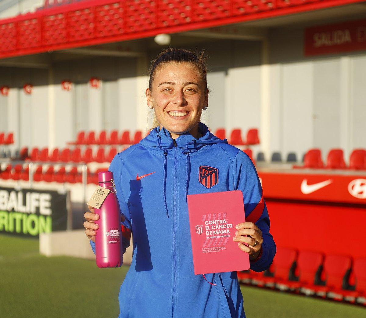 AtletiFemenino's tweet photo. Nuestras jugadoras ya tienen nuestros productos, cuyos beneficios irán destinados a la Asociación @ContraCancerEs para su investigación y diagnóstico precoz. 🤗
¡Súmate a la campaña #ControlDePecho y hazte con ellos!
ℹ https://t.co/DlSQkJekVY https://t.co/rmp9bmbkX2