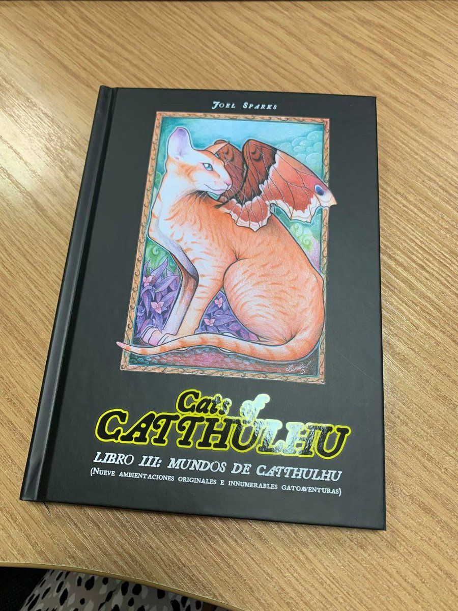 TheHillsPress's tweet photo. ¡Más fotos de imprenta de #CatsOfCatthulhu! Alguna ya se había filtrado... Pero aquí tenéis un vistazo a los 3 libros que componen este miauravilloso juego. ¡Han quedado preciosos! 🤭🐈
Dentro de poco estarán en sus hogares... ¡En cuanto nos lleguen, empezaremos los envíos! 😻🐾 https://t.co/rxw4Omwq6i