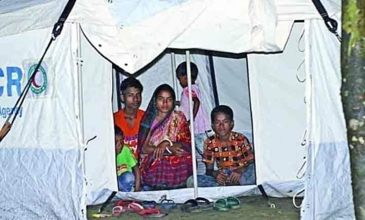 Arpitapuja3's tweet photo. #WeDemandJustice 
#Stop_Communal_Attack 
#Save_Bangladeshi_Hindus 

নিজের বসত ভিটায় রেড ক্রিসেন্টের দেওয়া তাঁবুতে  শরনার্থীর মত থাকতে হচ্ছে পীরগঞ্জ, রংপুরের 
মানুষদের। এটাই আমাদের স্বাধীন ও গনতান্ত্রিক সোনার বাংলাদেশ। https://t.co/ztE9zDZpxG