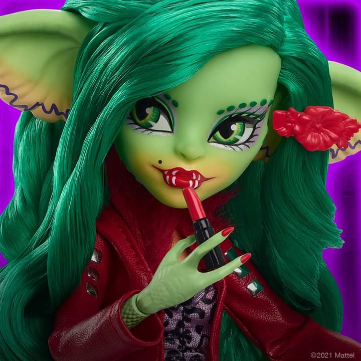 MonsterHigh_Co's tweet photo. Greta Gremlin es la muñeca #MonsterHigh Skullector más nueva, lanzada el viernes.  29/10 a las 9 a. M. PST, solo en https://t.co/IRtZUQSS1u.  💋Estamos gritando por su adorable bolso en forma de corazón, su lápiz labial rojo sangre y su adorable compañero Gizmo https://t.co/bkXRK9EKPb