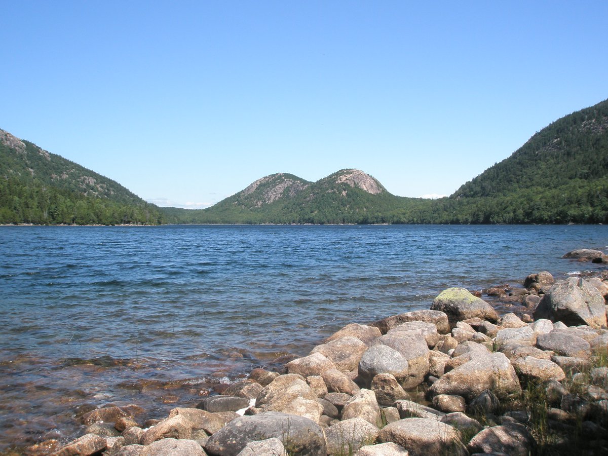 Jordan Pond, ME (lagoslakeid# 1023) is actually quite large at 75ha in Acadia National Park. Known for its exceptional clarity, the lake can be accessed by car or the park’s famous hiking and biking trails. The granite
“bubbles” are shown beyond the north shore. #LakesForLunch