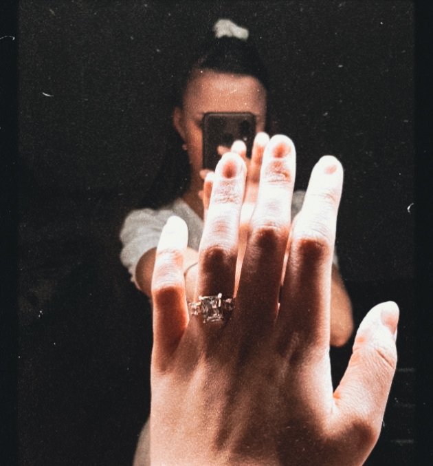 MarKubikova's tweet photo. Okay so I'm ready...so where's my chosen one?🤔💍✨🤭😂
#NOTMARRIED
#maybeinthefuture
#BUTIloveIt https://t.co/HWX1unDY6f