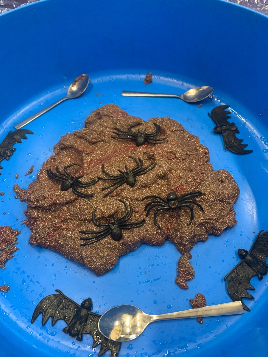 CreatorsMessy's tweet photo. Another fun Halloween themed messy play. 
Decorating biscuits and exploring lots of different textures. https://t.co/rTFDiH3WZG