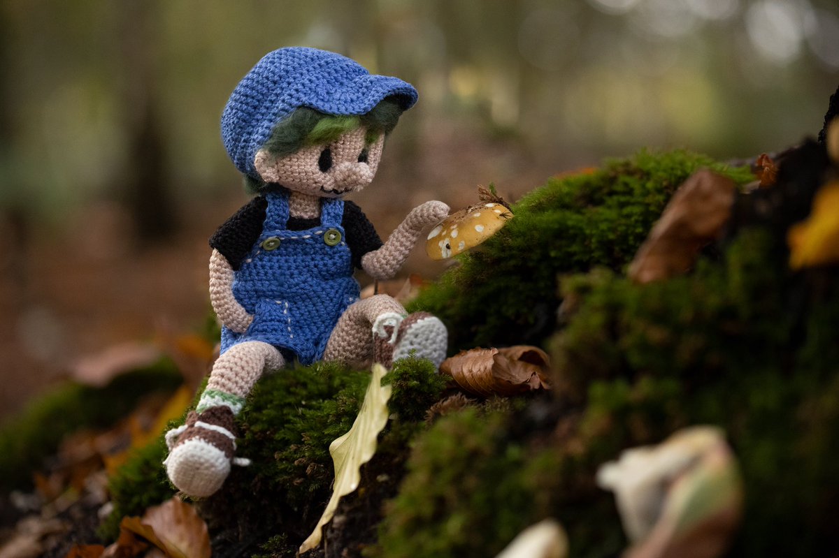 T_Nederkoorn's tweet photo. So here is my little Woolie Woodie @WoodiesNFT #woodiesartcontest . He meassures about 24 cm.
Actually Im very happy with the result.
I took him with me to the forest to make some photos of him to give you an impression.
Besides photography is art too :relaxed:
Hope you like him https://t.co/bNCrLZAVFG