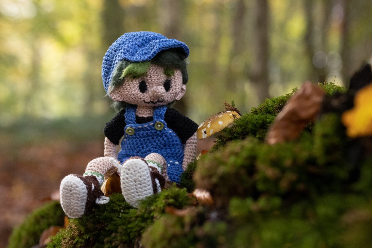 T_Nederkoorn's tweet photo. So here is my little Woolie Woodie @WoodiesNFT #woodiesartcontest . He meassures about 24 cm.
Actually Im very happy with the result.
I took him with me to the forest to make some photos of him to give you an impression.
Besides photography is art too :relaxed:
Hope you like him https://t.co/bNCrLZAVFG