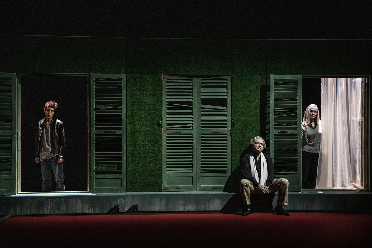 [PREMIÈRE] 🎊 #coproduction
Ce soir c'est la première représentation des FEMMES DE LA MAISON, une écriture et mise en scène de Pauline Sales. 
À voir à l'Atelier de la Comédie jusqu'au 29 octobre ! 
📖 Découvrez le programme de salle : bit.ly/3vIZwTu