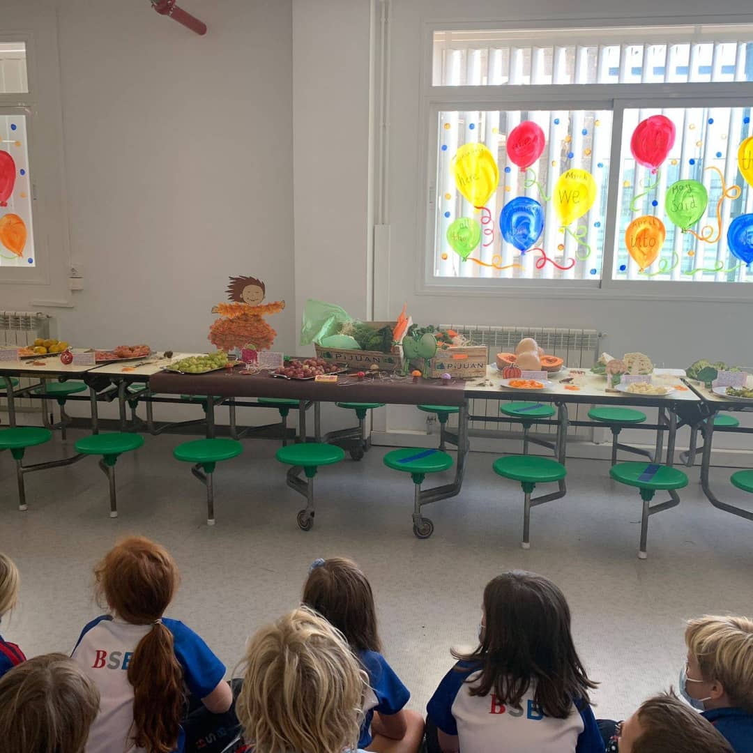 BSB_Barcelona's tweet image. An essential component of our lunch service is instilling #HealthyEatingHabits from school. Today&apos;s first #LearningTable with an expert nutritionist has introduced the #Autumn fruits to children from a nutritional &amp;amp; ecological perspective... Including a taste of them!!😋🍊🍇🥦🌰