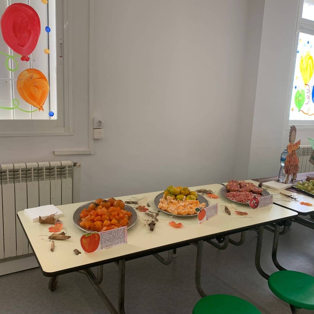 BSB_Barcelona's tweet image. An essential component of our lunch service is instilling #HealthyEatingHabits from school. Today&apos;s first #LearningTable with an expert nutritionist has introduced the #Autumn fruits to children from a nutritional &amp;amp; ecological perspective... Including a taste of them!!😋🍊🍇🥦🌰