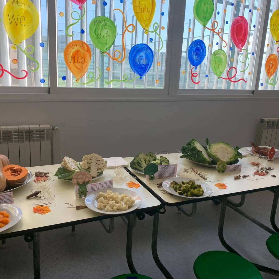 BSB_Barcelona's tweet image. An essential component of our lunch service is instilling #HealthyEatingHabits from school. Today&apos;s first #LearningTable with an expert nutritionist has introduced the #Autumn fruits to children from a nutritional &amp;amp; ecological perspective... Including a taste of them!!😋🍊🍇🥦🌰