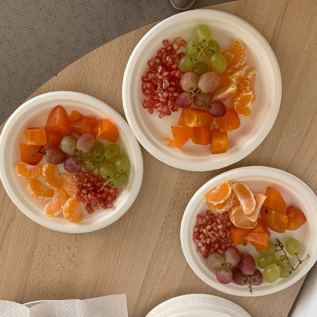 BSB_Barcelona's tweet image. An essential component of our lunch service is instilling #HealthyEatingHabits from school. Today&apos;s first #LearningTable with an expert nutritionist has introduced the #Autumn fruits to children from a nutritional &amp;amp; ecological perspective... Including a taste of them!!😋🍊🍇🥦🌰