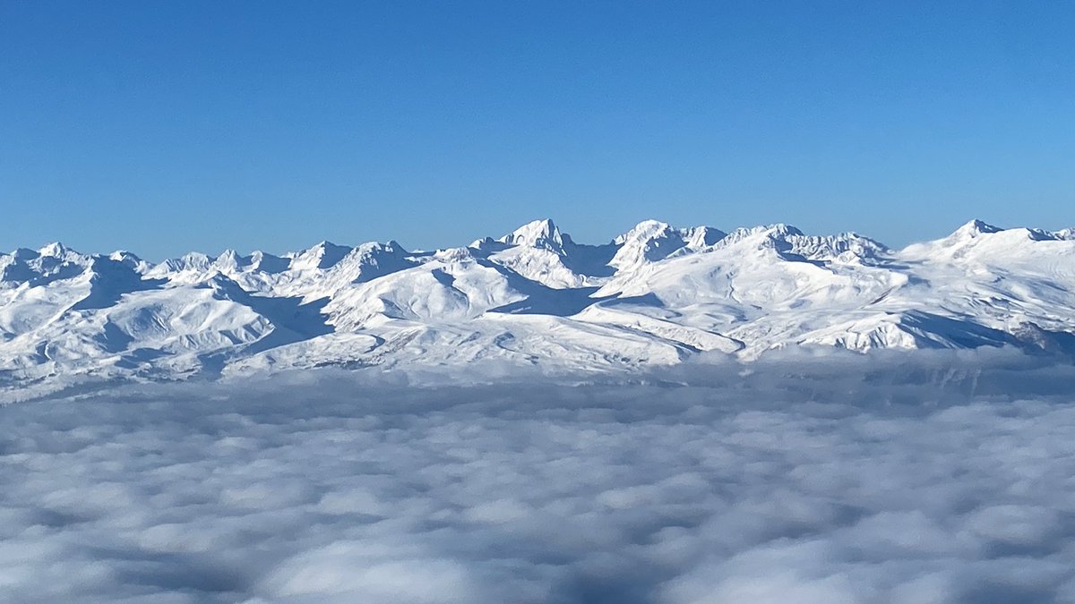AmitShah's tweet image. Captured these breath-taking pictures of the Pir Panjal mountain range after the first snowfall of the season on my way from Srinagar to Delhi. Kashmir, the Jewel in India's crown, is all set to welcome tourists. Do visit this beautiful part of India.@JandKTourism #IncredileIndia