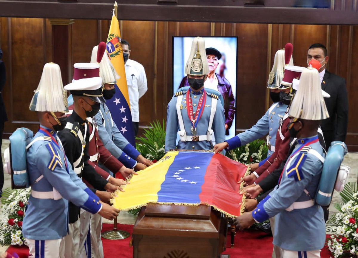 pinfantea's tweet photo. #EnFotos 📸 || Desde la sede del Palacio Federal Legislativo recibimos el féretro del revolucionario David Nieves, para rendir honores a su legado de lucha y entrega por la Patria. @NicolasMaduro https://t.co/3PvMe06cAU