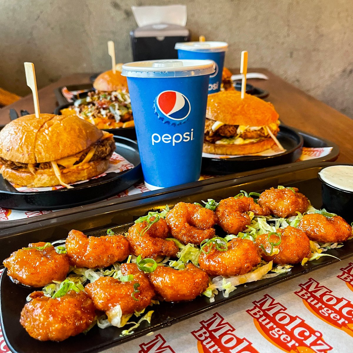 AD_D7M's tweet photo. مولسيز برقر 🍔 @Molciz_Burger 
مطعم مميز ومختص بالبرقر ويعتبر 
من المطاعم القديمة بالرياض والان 
افتتحوا فرعهم الجديد بحي الخليج 

🚨مقدمين لكم 4 دعوات كل دعوة 
تشمل شخصين ، السحب راح يكون 
من الرتويت واللايك - الشروط :
تابع حسابي وحساب المطعم 
⬇️باقي التفاصيل تحت التغريدة https://t.co/CLhkEZ5n5t