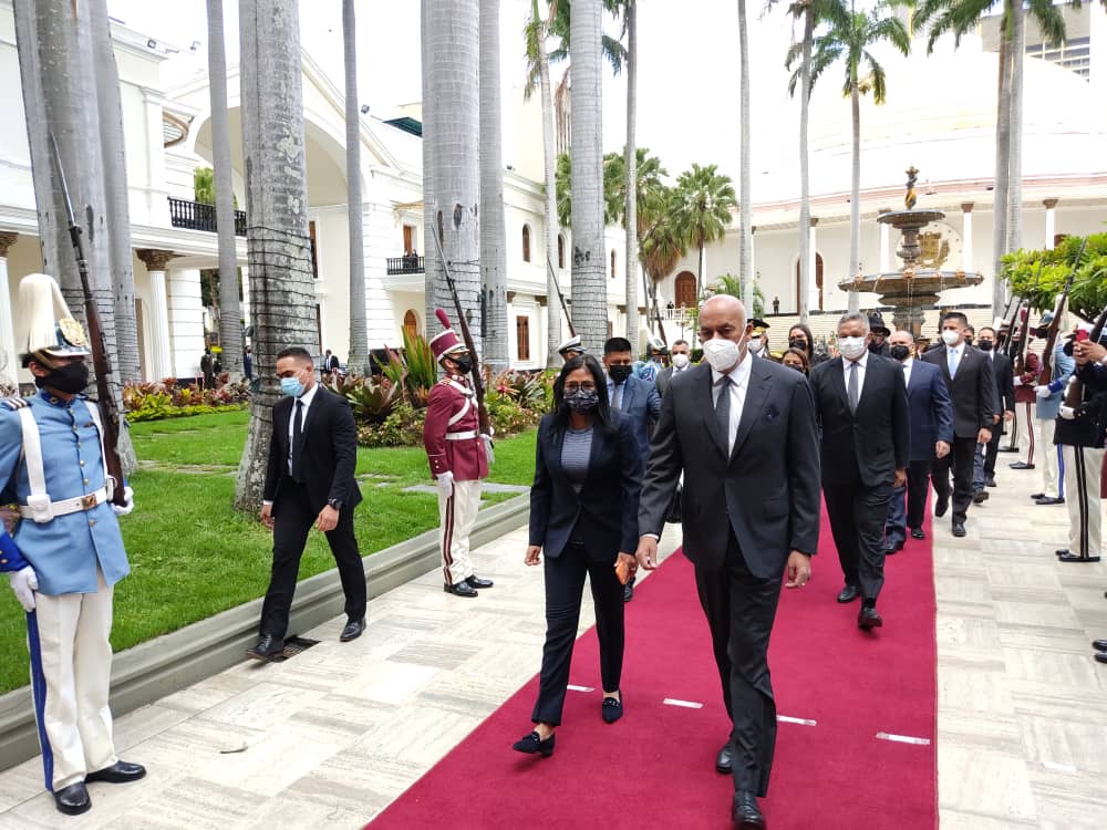 Asamblea_Ven's tweet photo. #26octubre La vicepresidenta de la República @drodriven2 y el presidente de la AN @jorgerpsuv llegan al Palacio Federal Legislativo para rendir honores al revolucionario David Nieves, quien fue diputado de la Liga Socialista y miembro del Consejo Político del @PartidoPSUV https://t.co/jTGbEOB74k