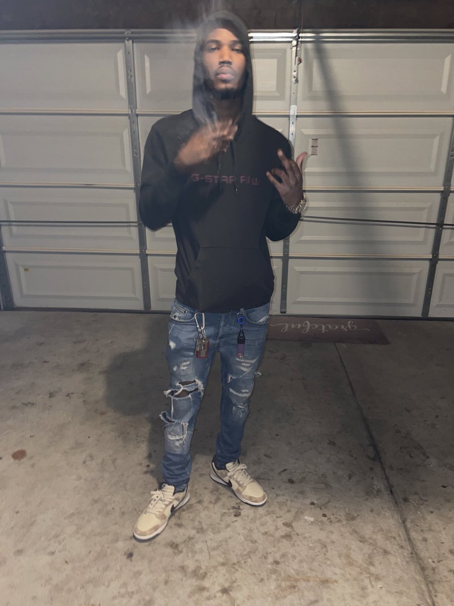 G9Ray_'s tweet photo. I know it all lies in the dark👹you see them frog eyes when I park🚗you know it was mob ties from the start💚💜I show you that dark side of my heart🖤 #FreeTheFam💔 https://t.co/4EKyt0Z5HV