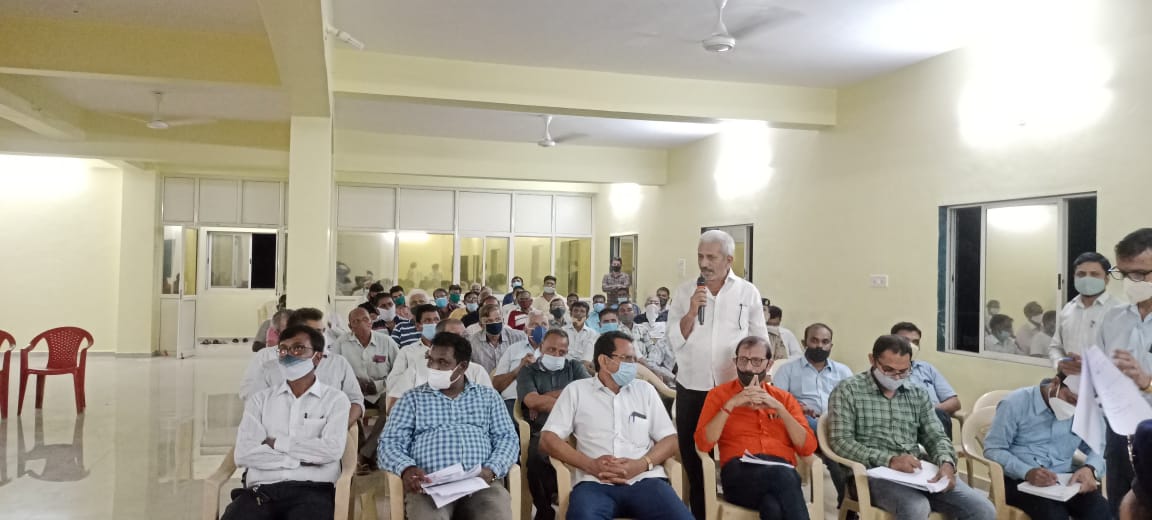 આજ રોજ પારડી તાલુકાના પરીયા ગામે રાત્રી સભાનું આયોજન કરવામાં આવ્યું. જેમાં ગામ લોકોને સરકારશ્રીની જુદીજુદી યોજાનાઓની જાણકારી આપી લાભ લેવા જણાવ્યું. તેમજ કોવિડ-19 રસીકરણનો બાકી લોકોને લાભ લેવા જણાવ્યું. <a href="/revenuegujarat/">Revenue Dep. Gujarat</a> <a href="/NareshPatelBJP/">Naresh Patel</a> <a href="/InfoValsadGoG/">Info Valsad GoG</a>