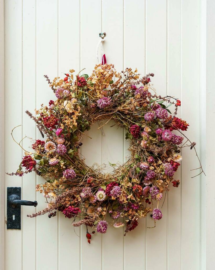 Behind the scenes for our Autumn 🍂 Wreath class…..
.
.
.
……it’s a flurry of activity. As the leaves 🍁 drift down from our trees, fall has arrived inside too at the Wharf with a scattering of peeled honesty and jars of home grown dried everlasting… instagr.am/p/CVf1L9-M1a0/