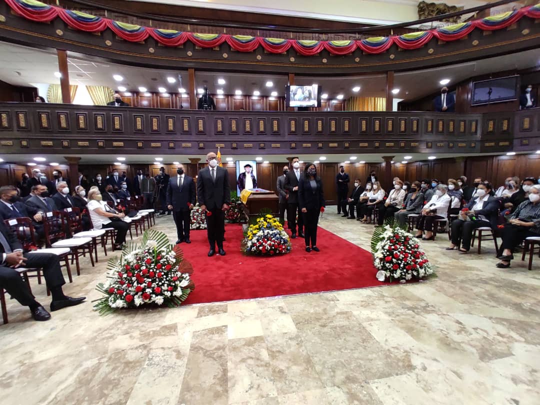 Asamblea_Ven's tweet photo. #26octubre #AHORA La vicepresidenta Ejecutiva @drodriven2 y el presidente del Poder Legislativo @jorgerpsuv desde el Hemiciclo Protocolar de la Asamblea Nacional realizan la guardia de honor ante el féretro del revolucionario David Nieves. https://t.co/OGoSHVz1hv