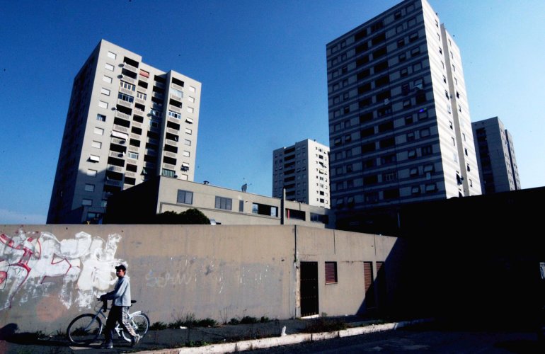 #Roma non può essere raccontata dalla dicotomia centro-periferia, come raccontano gli autori di "Le sette Rome" (<a href="/DonzelliEditore/">Donzelli Editore</a>), una geografia sociale metropolitana. Abbiamo intervistato <a href="/salvatoremonni/">Salvatore Monni</a> altreconomia.it/le-mappe-che-s…