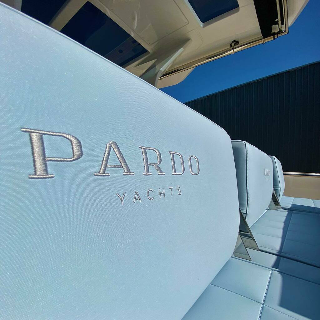 PARDO 43 with blue skylight upholstery and white T-Top 😍
.
.
.
PARDO 43 avec sellerie bleu ciel et T-Top blanc 😍

#PardoYachts #Pardo43 #PardoFranceClub #PortdHiverYachting #BormesLesMimosas #DayBoat #LuxuryBoat instagr.am/p/CVf14CrLnKq/