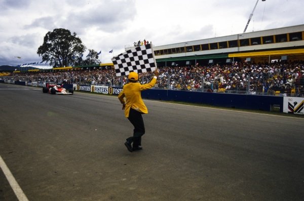_F1_Retro's tweet photo. Australian Grand Prix, Adelaide Street Circuit, 26 October 1986 🇦🇺

1st Alain Prost 🇫🇷 McLaren-TAG-MP4/2C 🏁🏆🍾
2nd Nelson Piquet 🇧🇷 Williams-Honda-FW11
3rd Stefan Johansson 🇸🇪 Ferrari F1-86

Pole position - Nigel Mansell 🇬🇧 Williams-Honda-FW11
Fastest lap - Piquet

#F1 https://t.co/eTsW7Mx77Y