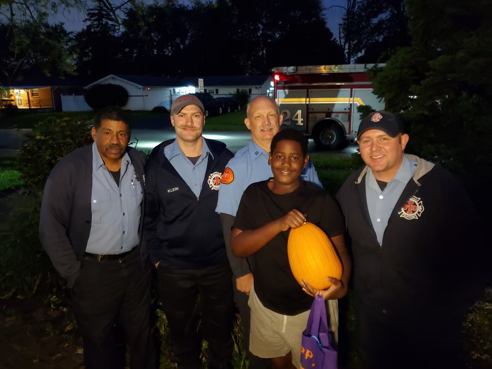 IFD_NEWS's tweet photo. Just in time for Halloween #IFD Firefighters 🚒 made some #ProjectPumpkin 🎃👻 deliveries to some pretty awesome #HoosierBurnCamp campers who live in #INDY. No tricks…. all treats…for these amazing kids 🧡 https://t.co/6a7mvV5cNs
