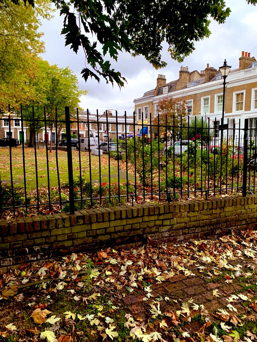 JulesLipspeaker's tweet photo. It’s always lovely to happen upon a wee London gardens. #lipspeakertravels #autumn https://t.co/xAfFjZN3QU