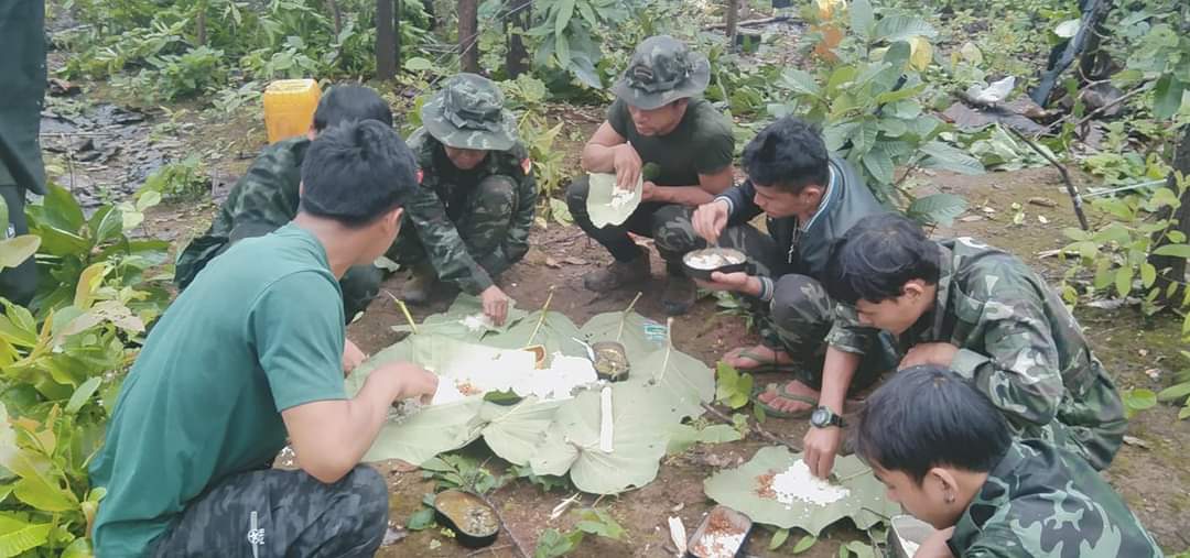 တိုက်ပွဲတစ်ပွဲပြီးတိုင်း ကျွန်တော်တို့ လူဆုံးစွာ ထမင်းစားနိုင်ပါရစေ ။

People's Defence Force Myanmar🇹🇼