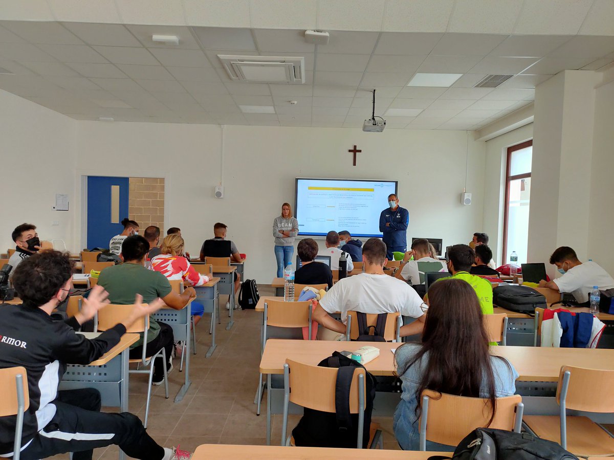 UCAM's tweet photo. 📸 @miss_belmont se ha colado en una clase de @UCAM_CAFD para contar a los estudiantes su experiencia como deportista olímpica. 

🥈 El profesor de esta asignatura es el subcampeón olímpico Antonio Peñalver. Todo un lujo para los alumnos. https://t.co/hIUv3Xq9rf