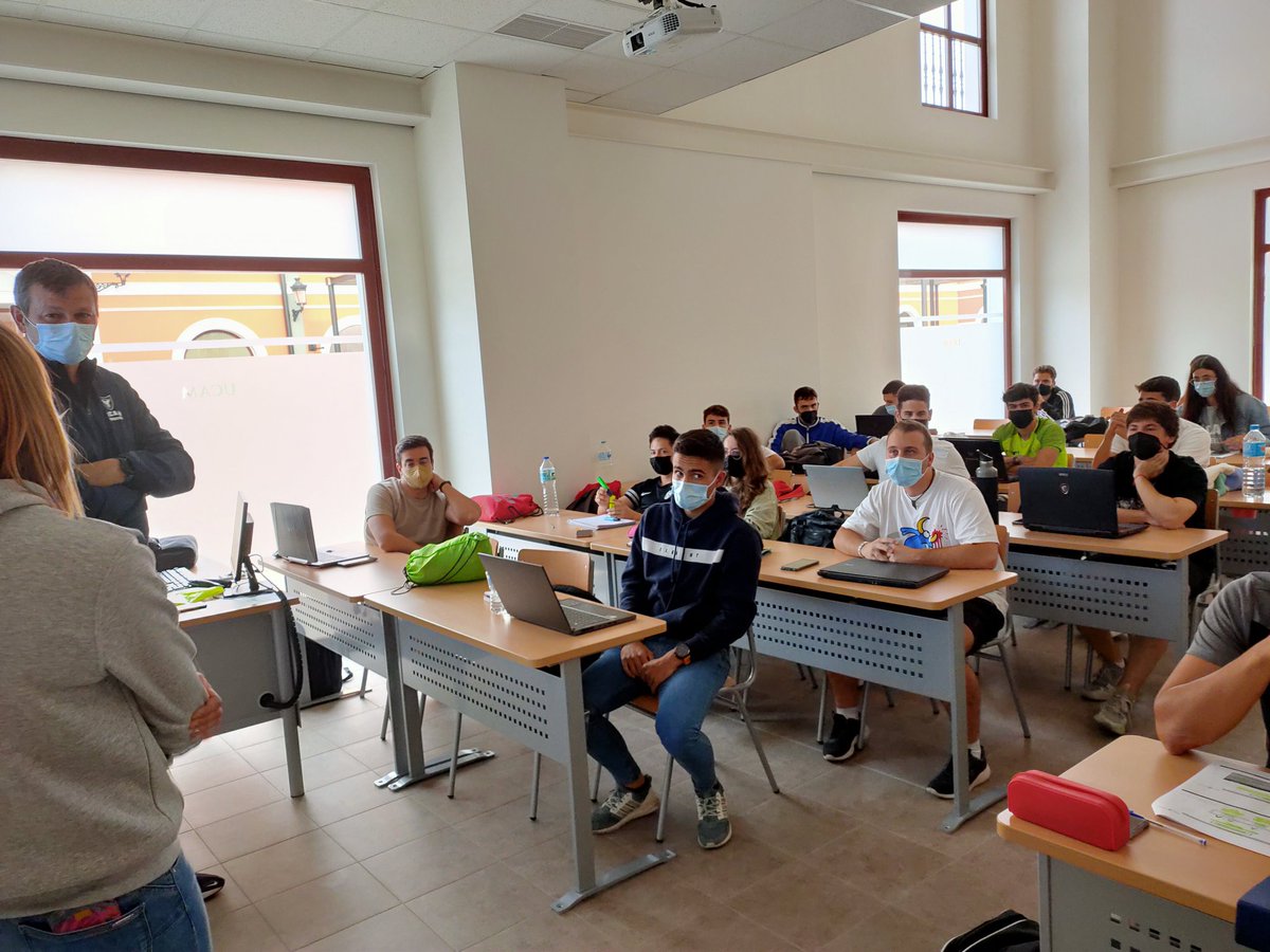 UCAM's tweet photo. 📸 @miss_belmont se ha colado en una clase de @UCAM_CAFD para contar a los estudiantes su experiencia como deportista olímpica. 

🥈 El profesor de esta asignatura es el subcampeón olímpico Antonio Peñalver. Todo un lujo para los alumnos. https://t.co/hIUv3Xq9rf