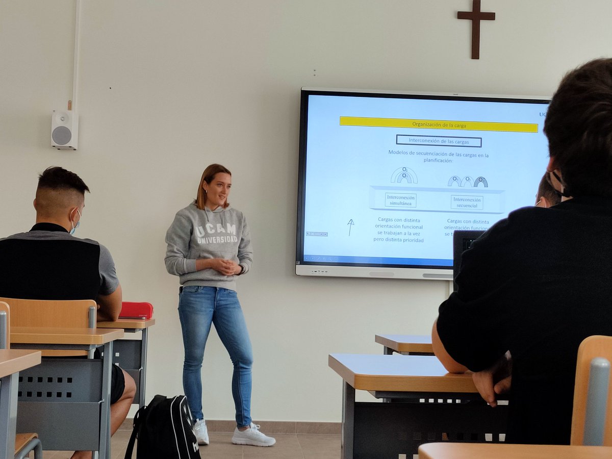 UCAM's tweet photo. 📸 @miss_belmont se ha colado en una clase de @UCAM_CAFD para contar a los estudiantes su experiencia como deportista olímpica. 

🥈 El profesor de esta asignatura es el subcampeón olímpico Antonio Peñalver. Todo un lujo para los alumnos. https://t.co/hIUv3Xq9rf