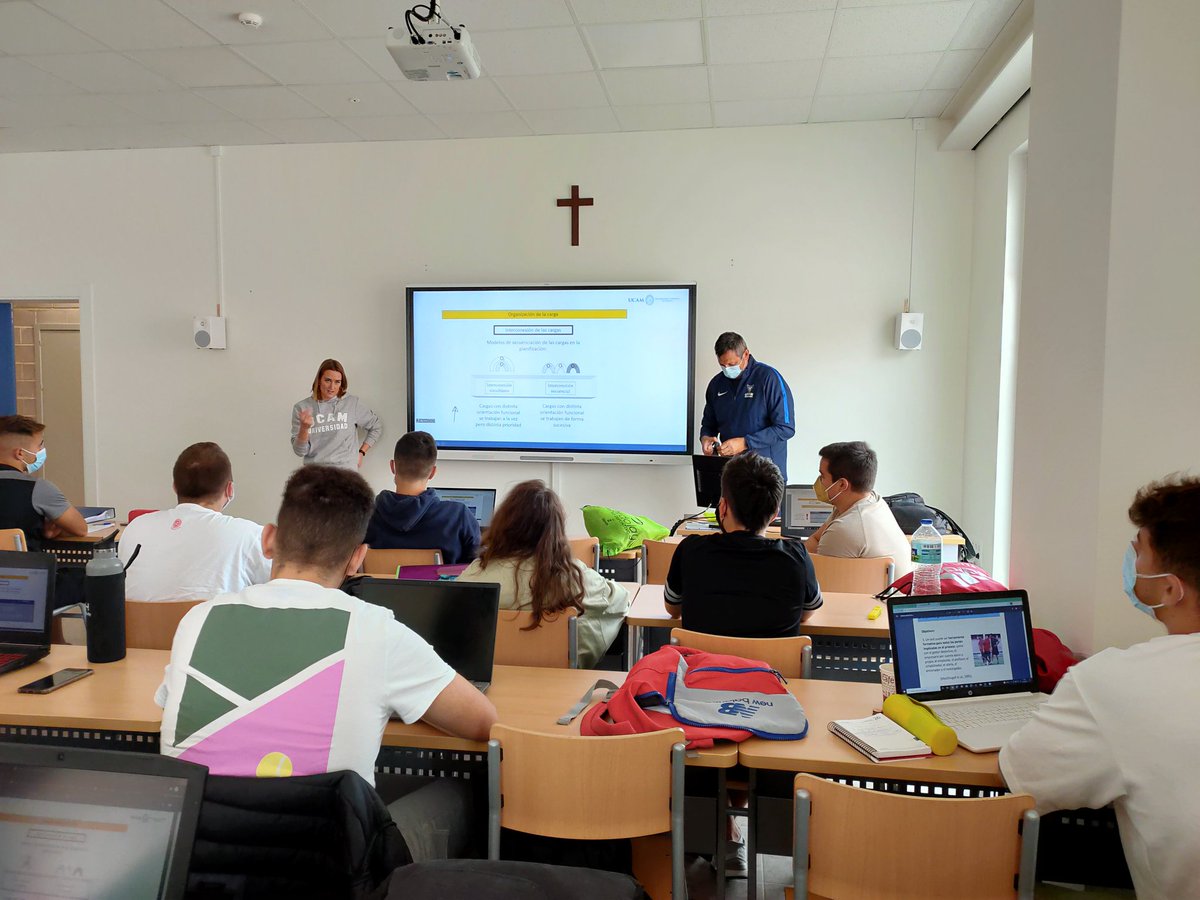 UCAM's tweet photo. 📸 @miss_belmont se ha colado en una clase de @UCAM_CAFD para contar a los estudiantes su experiencia como deportista olímpica. 

🥈 El profesor de esta asignatura es el subcampeón olímpico Antonio Peñalver. Todo un lujo para los alumnos. https://t.co/hIUv3Xq9rf