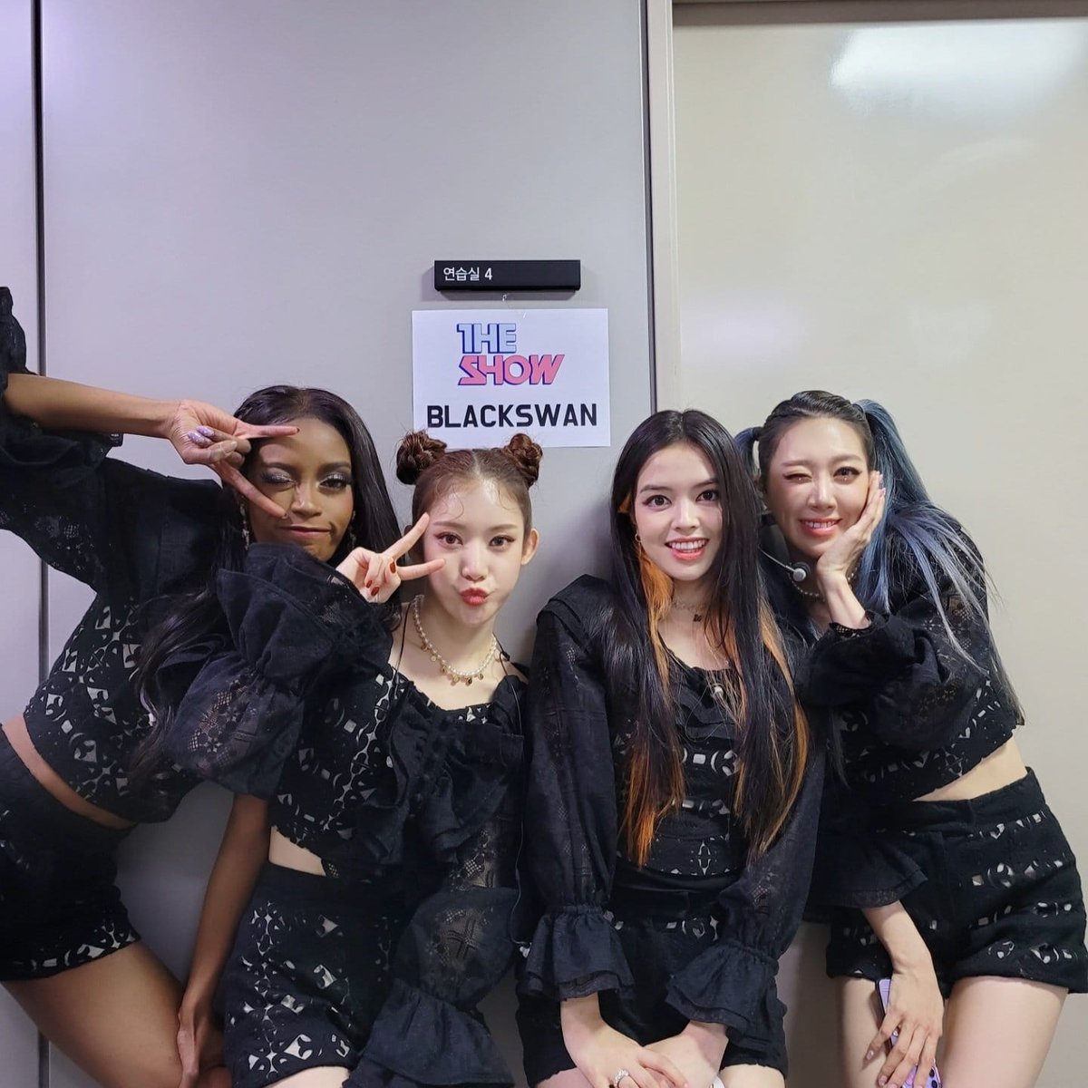 BlackSwanRumor's tweet photo. [MUTIRÃO, 25.10.21] - Estamos correndo sérios riscos de perder o 1° lugar, então votem muito! Para votar é simples:

- Seguir o @/yourKpopquest 
- RT no fixado do Kpop Quest
- Comentar aqui com a  #KPOPQUEST_BLACKSWAN 

Meta: 1000 replies https://t.co/TeIo30mKre