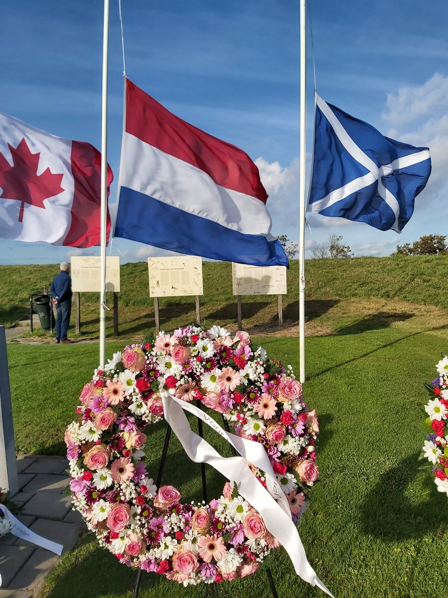 Vandaag uit naam gemeenteraad Borsele samen met Rien van  Hekken een krans gelegd. Moment van respect op locatie van De landing, stilstaan bij de felle stijd hier, nu 77 jaar geleden, waar de slag om de Schelde moest worden gewonnen. #deslagomdeschelde #d66borsele #baarland
