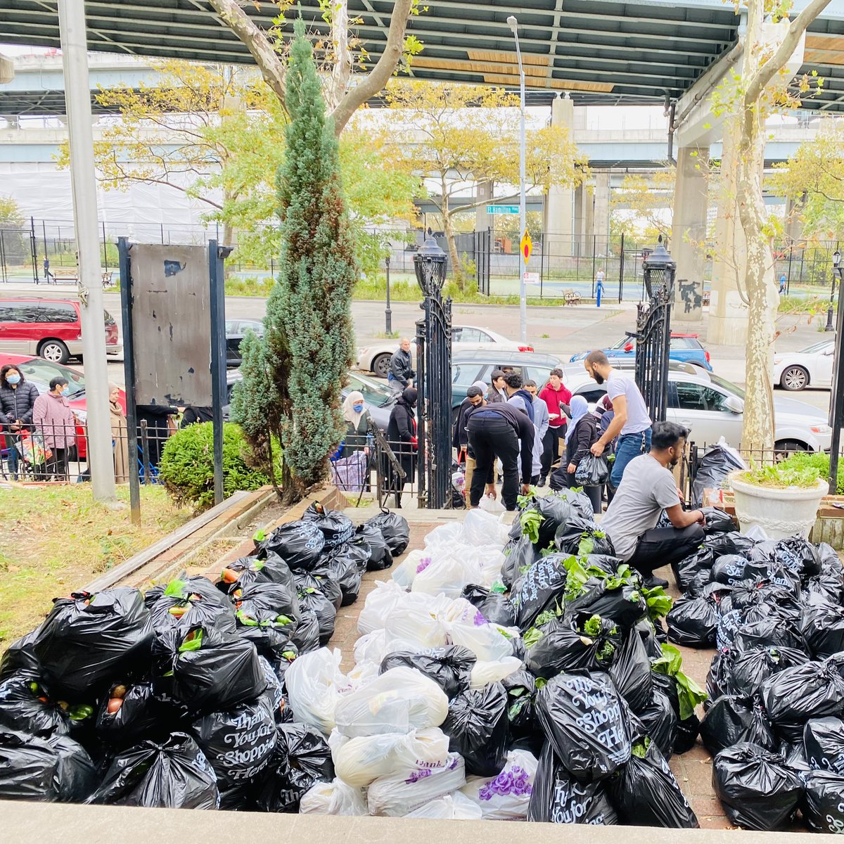bay_development's tweet photo. “The act of giving is the heart of happiness and community.” -BRCDC’s Fresh Produce Giveaway every Saturday from 11am-12pm
#bayridge #brooklyn #community #communitycenter #brcdc https://t.co/8uoDhI9D1G