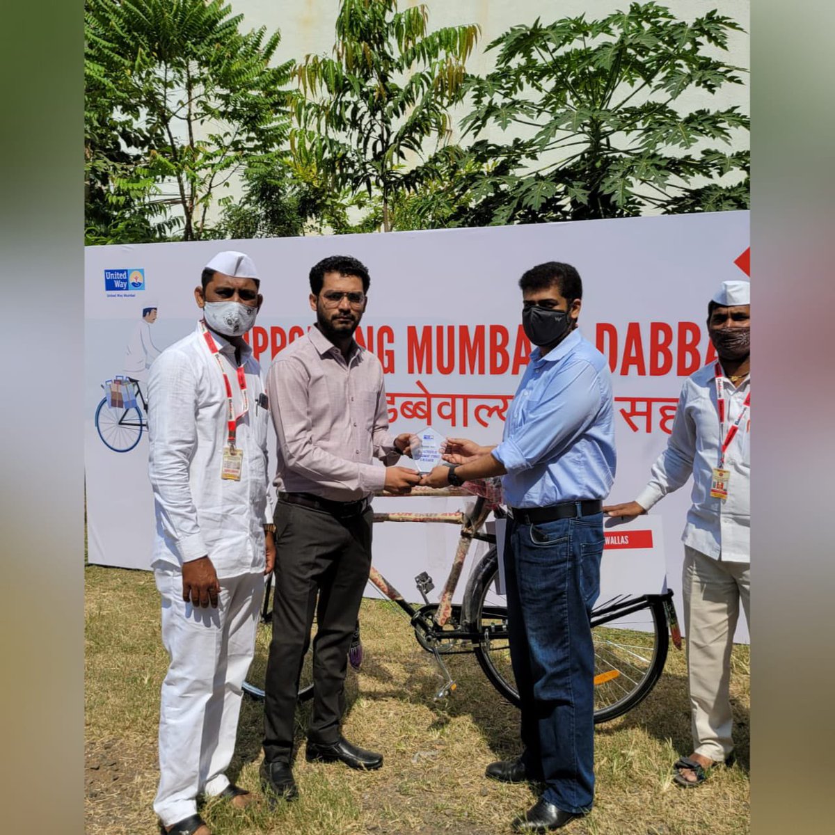 mumbaihelpline_'s tweet photo. "Mumbai Helpline team volunteered to help @UnitedWay with free cycle distribution to #mumbaidabbawallas so that they can resume their lives and continue their legendary service.“Thank you for involving us in this. Proud to be a part of this drive" @waseemjavedinc https://t.co/aLBOLAb5I1