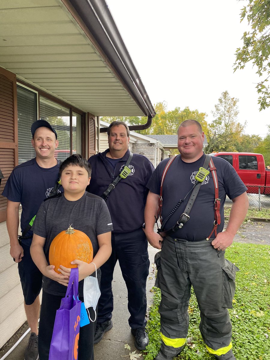 IFD_NEWS's tweet photo. Just in time for Halloween #IFD Firefighters 🚒 made some #ProjectPumpkin 🎃👻 deliveries to some pretty awesome #HoosierBurnCamp campers who live in #INDY. No tricks…. all treats…for these amazing kids 🧡 https://t.co/6a7mvV5cNs