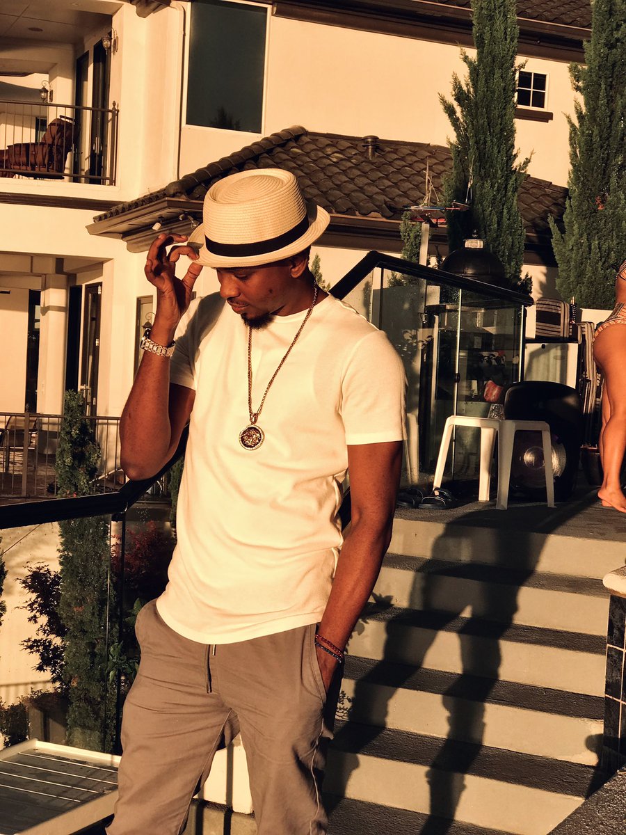 iamthatolu's tweet image. To every real man out there who is about they business and is a man to one woman I TIP MY HAT! #realmenonly